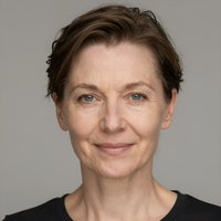 Портрет уверенного российского юриста в деловом стиле на нейтральном фоне для сайта компании